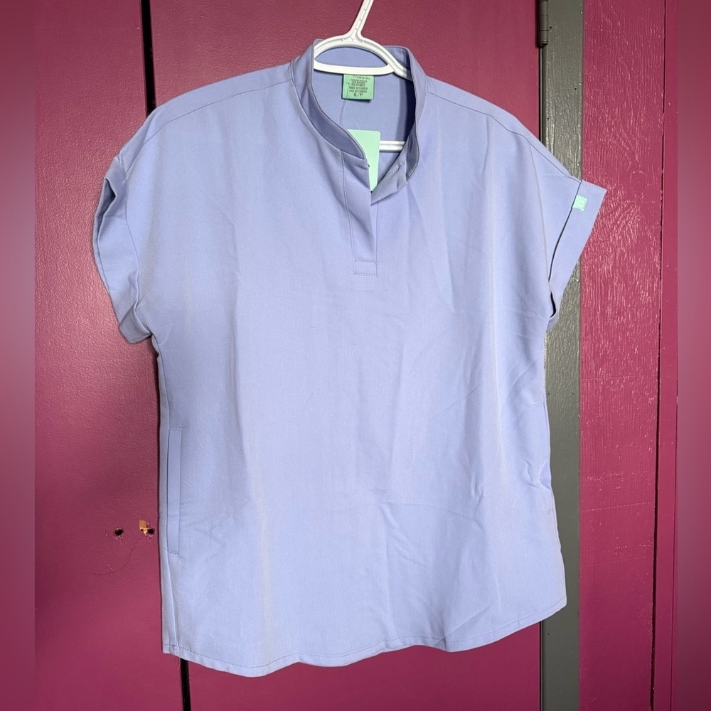 BNWT: Garde Malade Mauve Persan Mandarine Collar Scrub Top